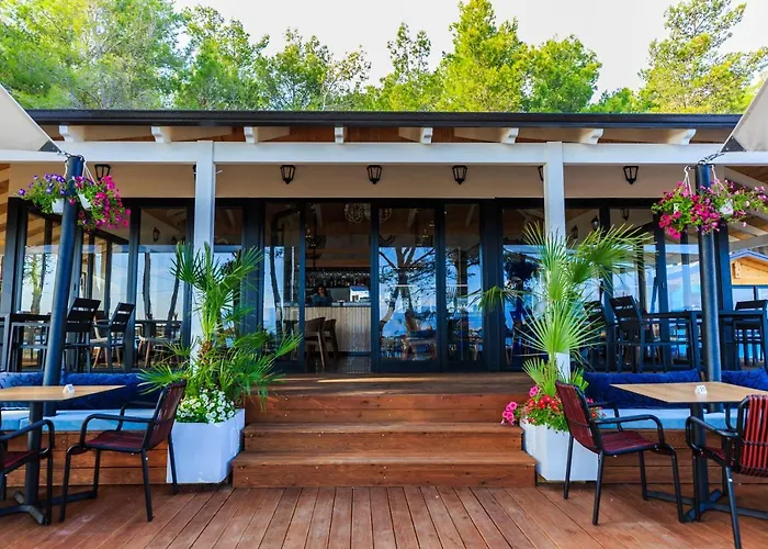 Ecuador Resort Zvernec