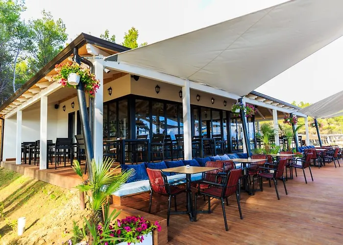 Resort Ecuador Zvernec